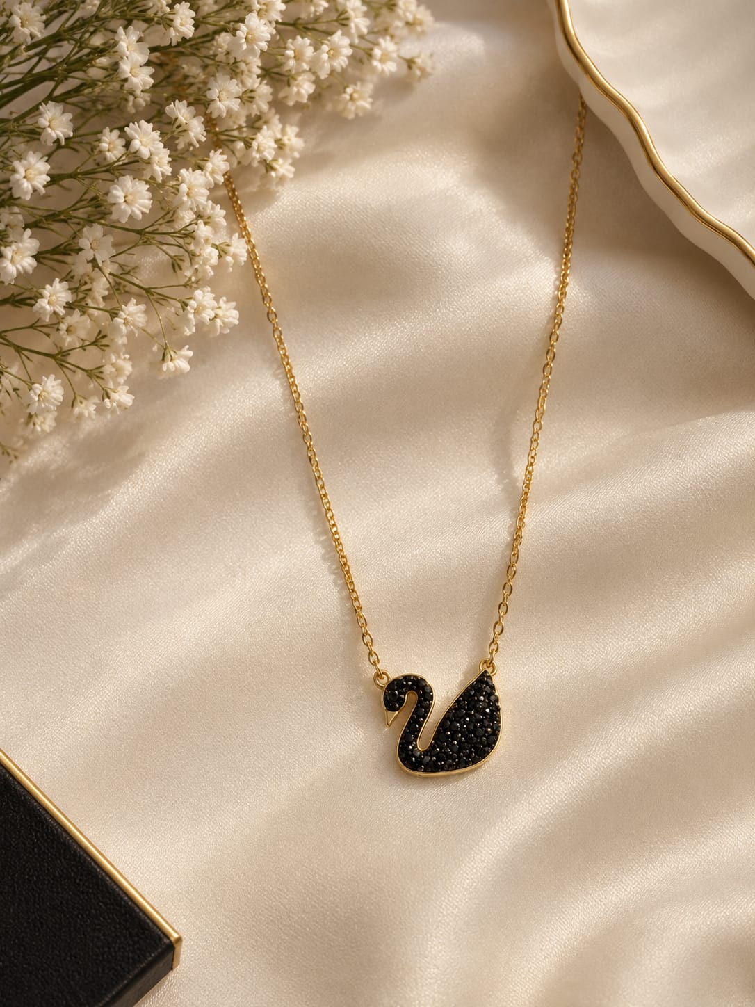 Black Swan Pendant Necklace – Gold-Tone Elegant Jewellery